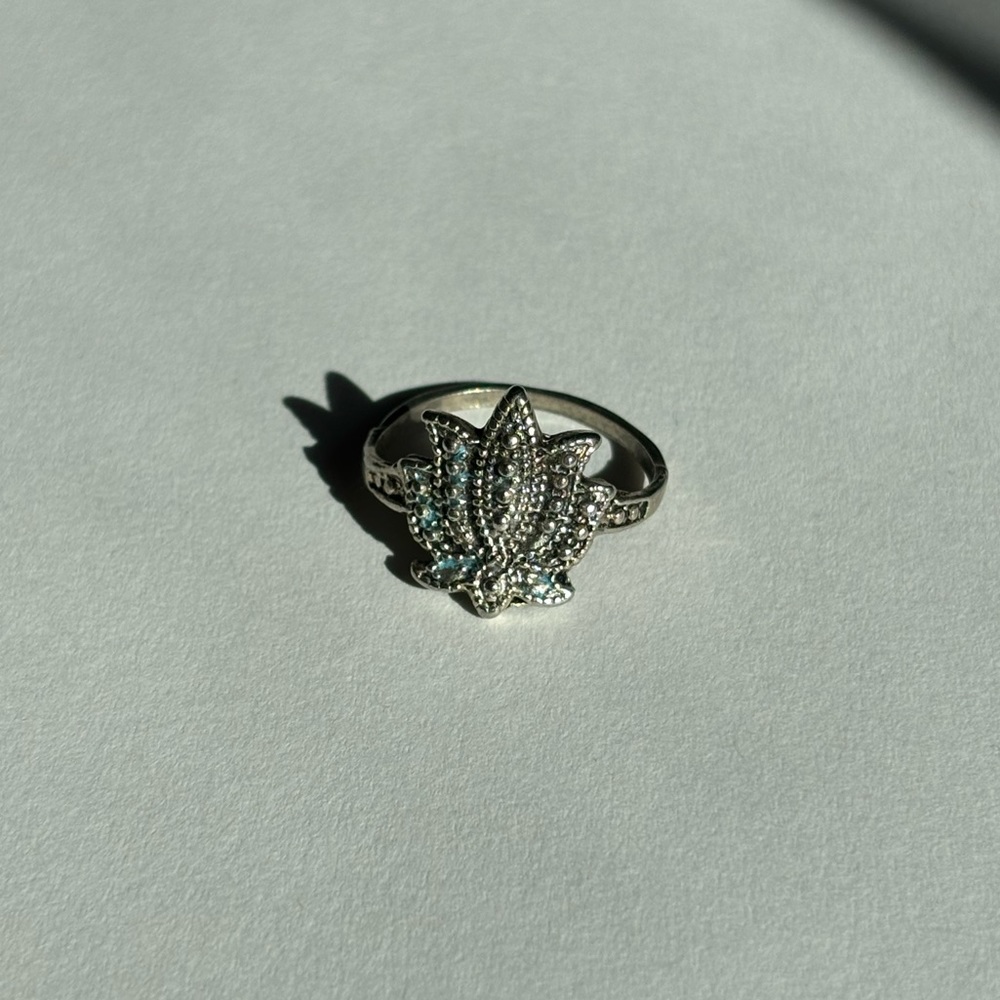Pretty lotus flower ring